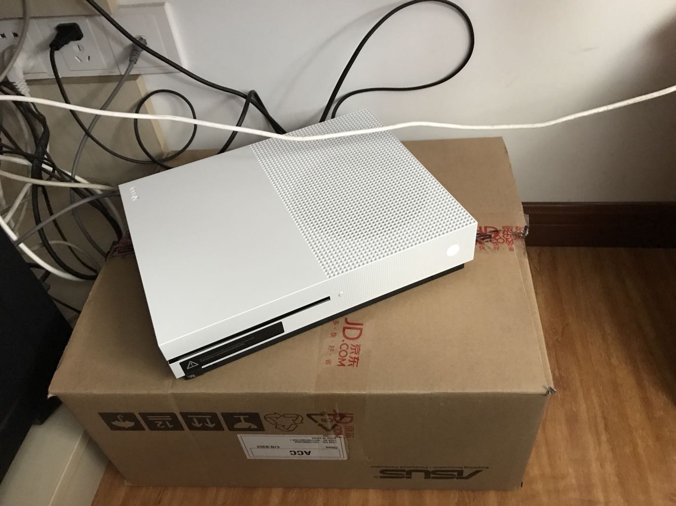N奶D, 买完还没收到货就送手柄,想退货的,马上要出差就没退了,差评
