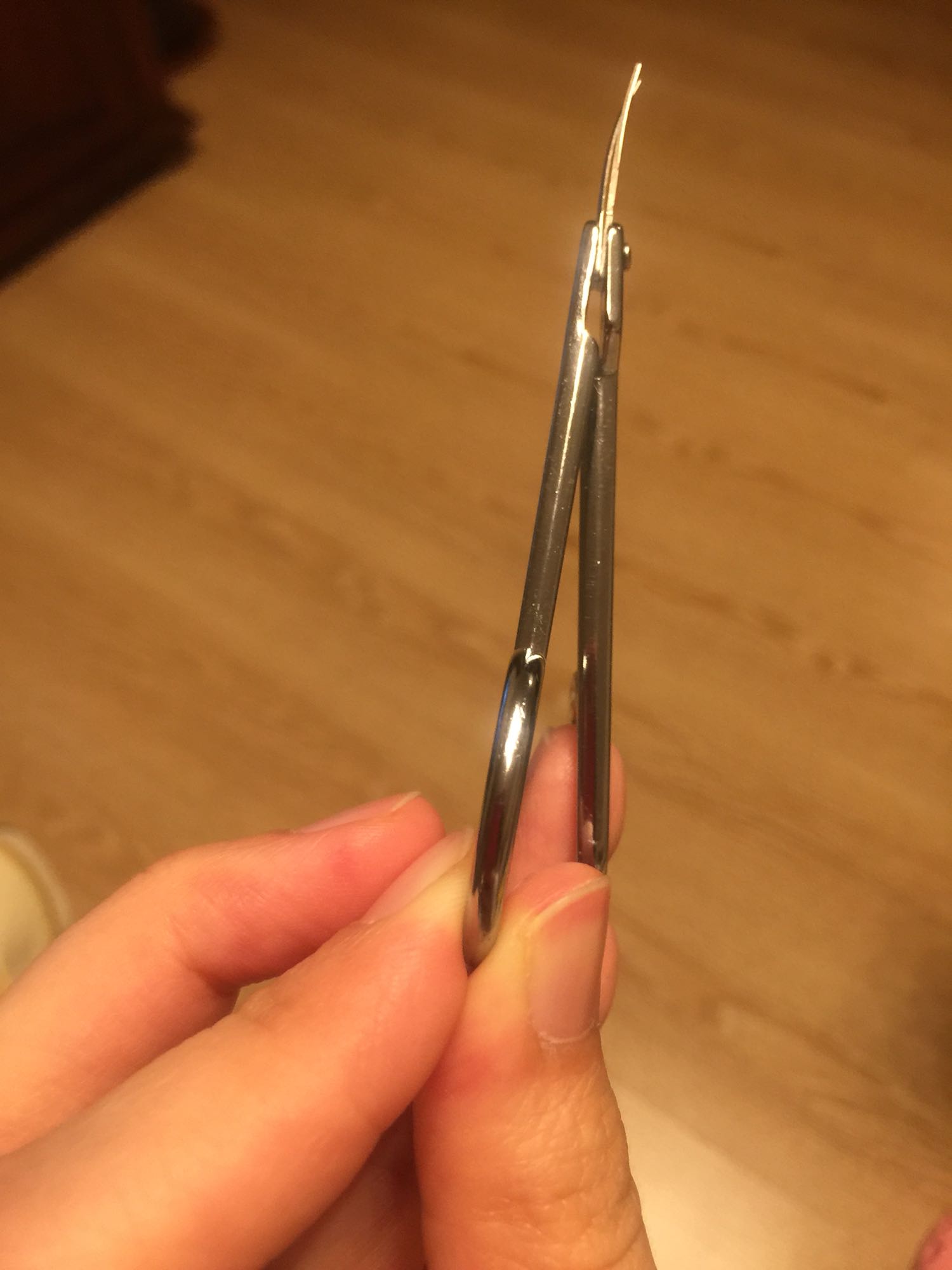 质量实在太差了,第一次用平头指甲刀就嘎吱嘎吱响,用了没几次小剪子螺丝就松动了,根本就用不了啦!还好意思叫777?假冒伪劣产品,严重投诉!