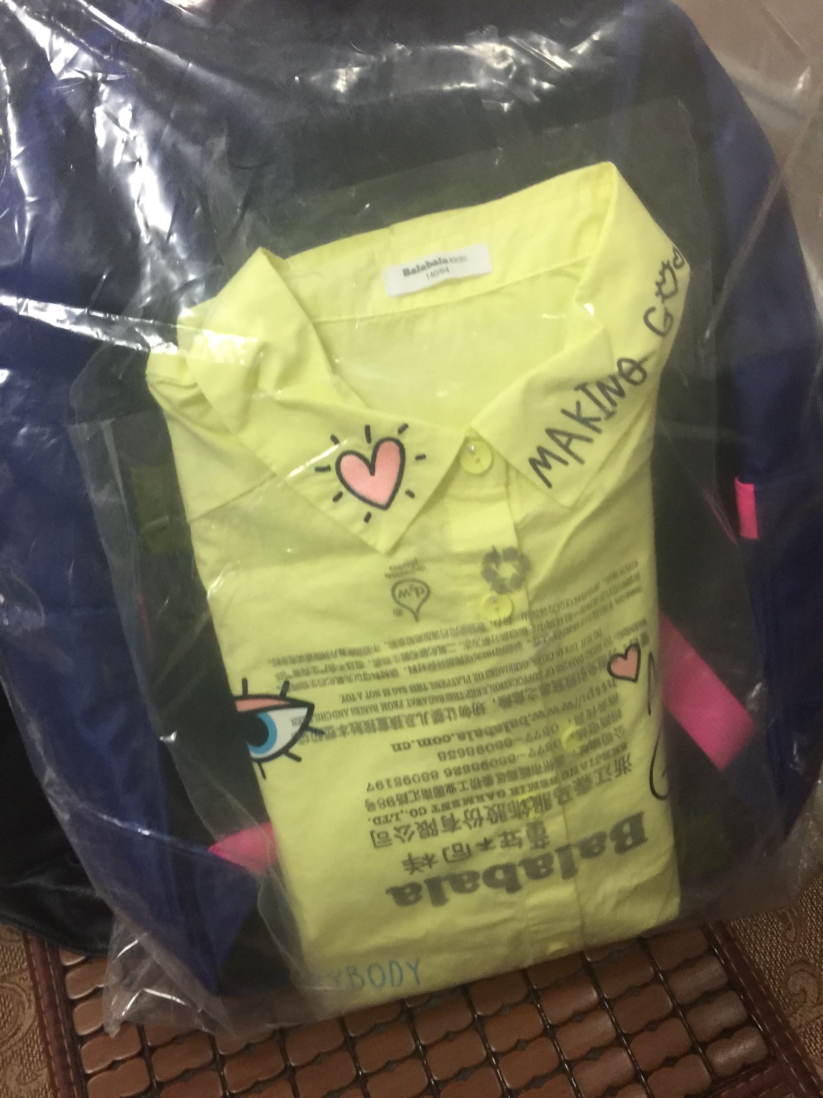 赶上活动时候买的价格真是非常美丽,穿上也很漂亮质量很好纯棉的。