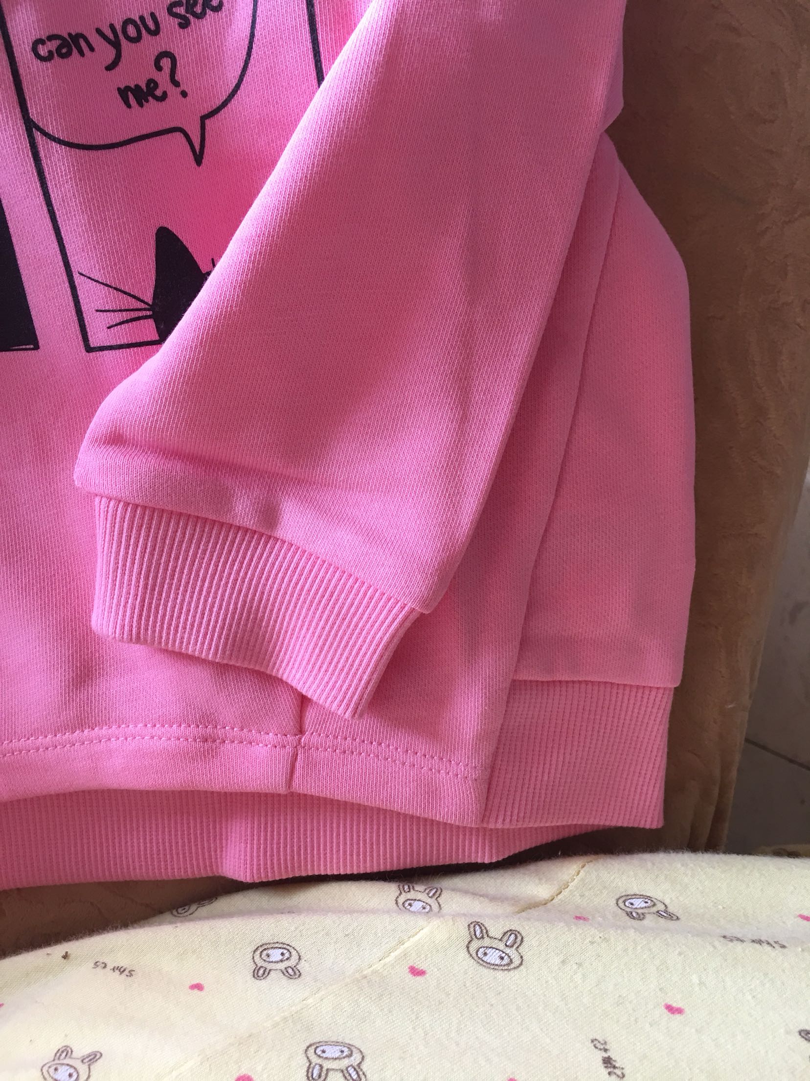 衣服是配送 物流速度快 商品包装好 搞活动价格1打五折 宝宝100公分30斤穿用着差不多 性价比一般 质量还是可以的 宝宝喜欢就好 希望巴拉巴拉正品