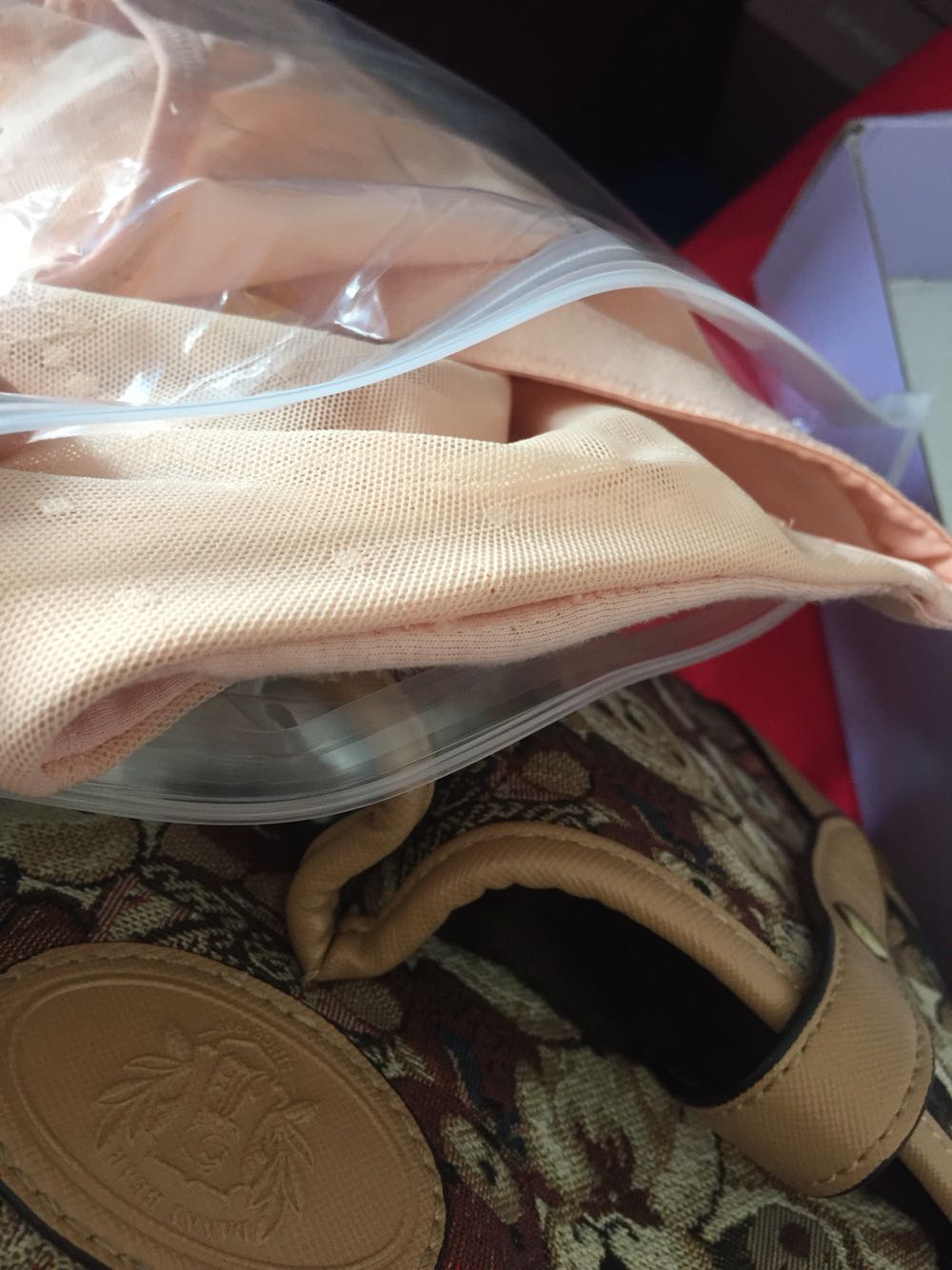 我买了2件,粉色质量太次了,黑色的质量一般,好赖没坏,懒得退换货了,不值这个价钱