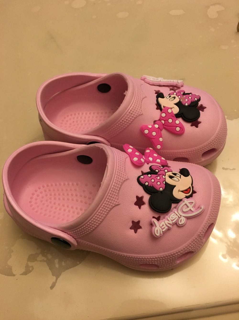 鞋子很漂亮,质地柔软舒适,孩子喜欢,最关键没什么焦味。
