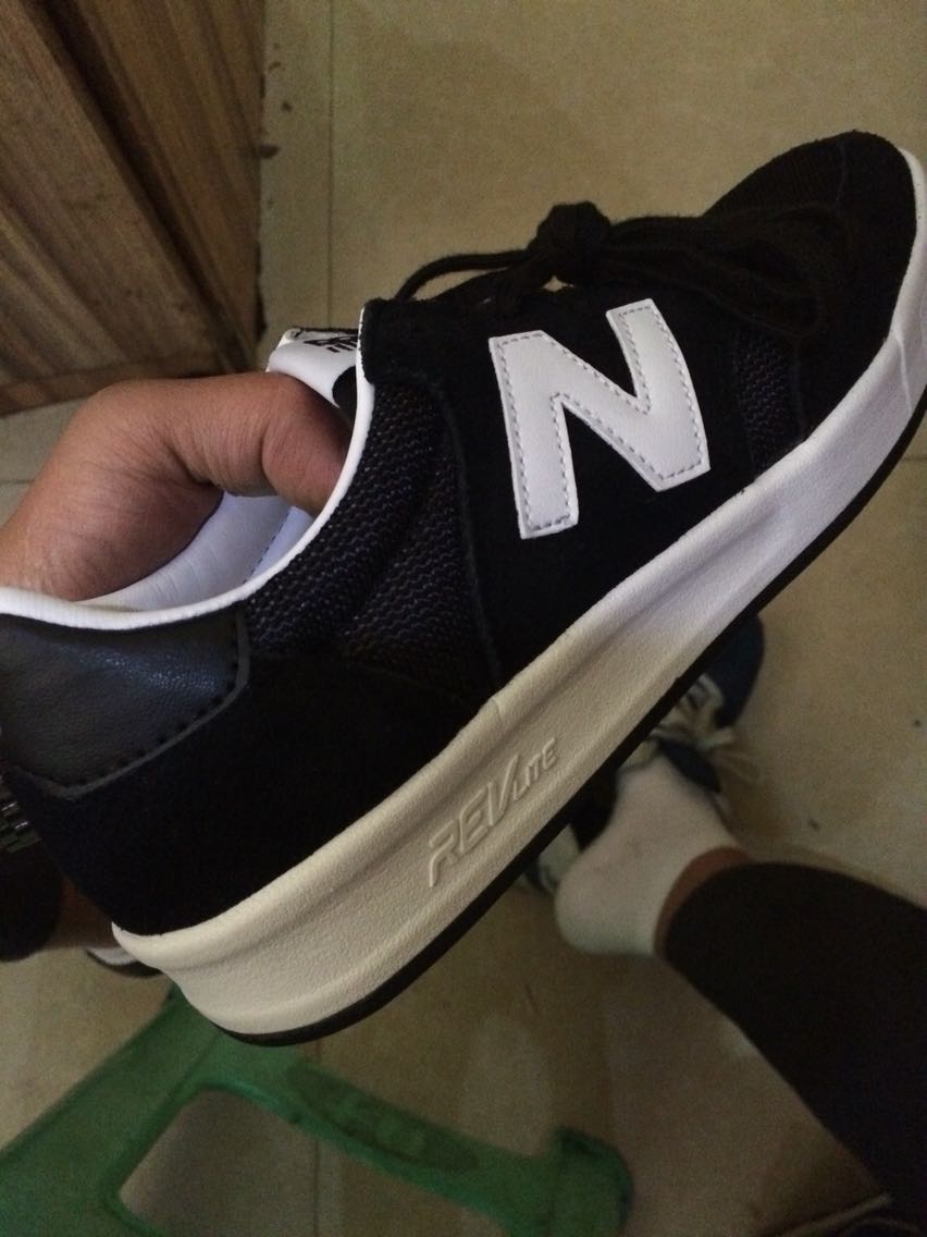 鞋子很轻,已经在自营第二次买NB鞋了,穿上显得秀气,贴吧几位资深大神鉴定为真,买牛逼鞋除了自营和官网,其他都不敢信任。就是送货有点慢…
