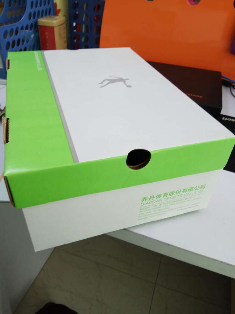 有一点味道,不过鞋底很舒服,挺好的,贼好看