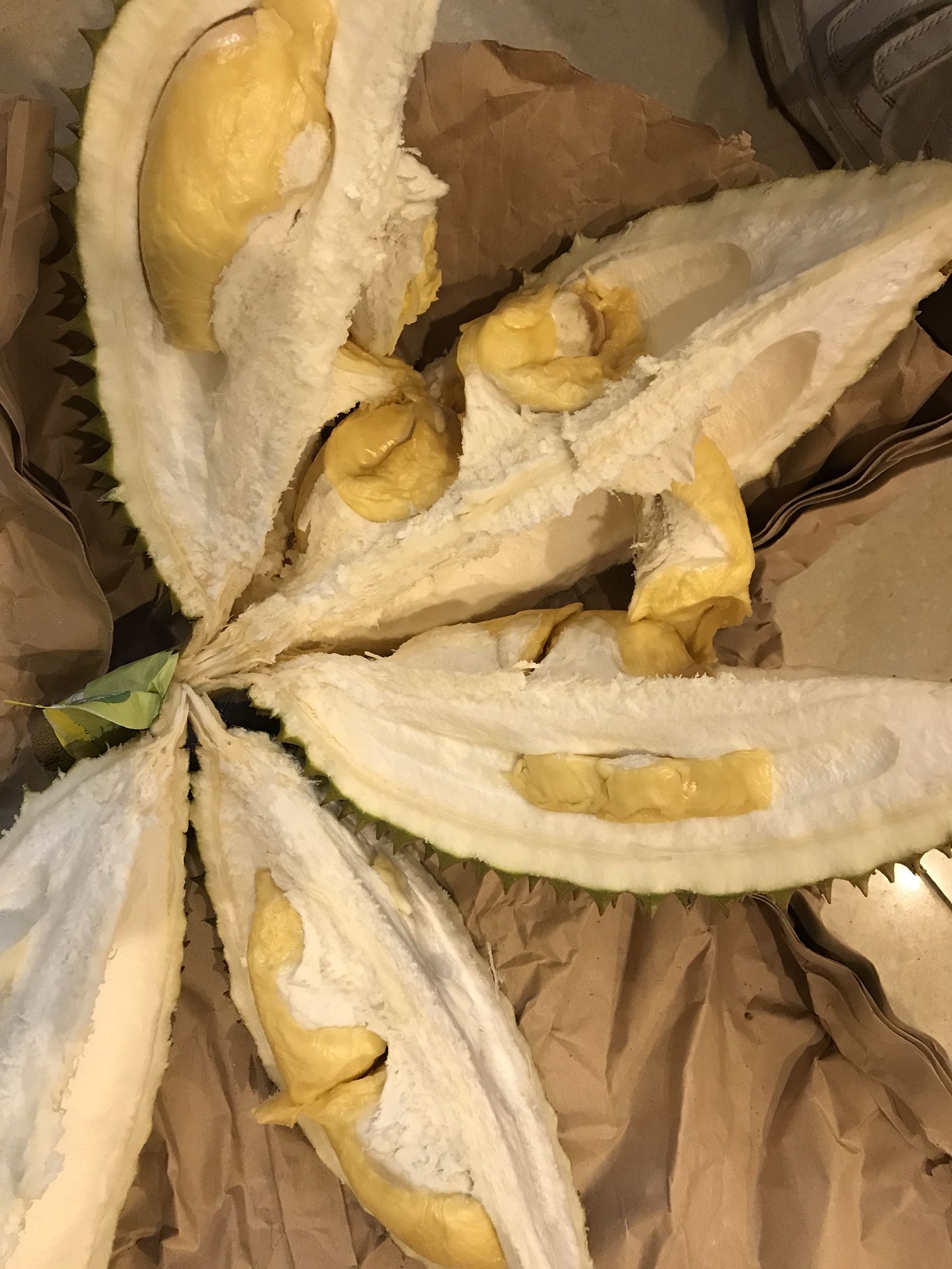 刚收到就开动,皮青色的但里面已经熟透,核大,肉香甜,好好吃