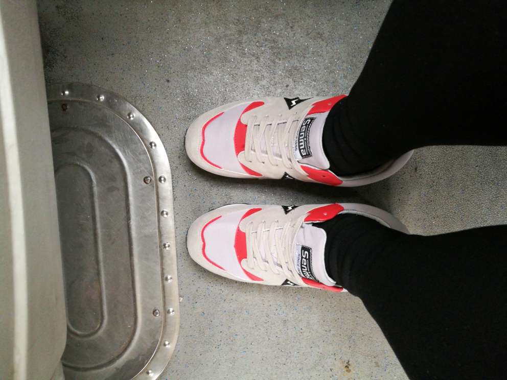 鞋子挺舒服的,样子也好看,尺码标准,也许是我脚比较宽,买的大一码的,正好!