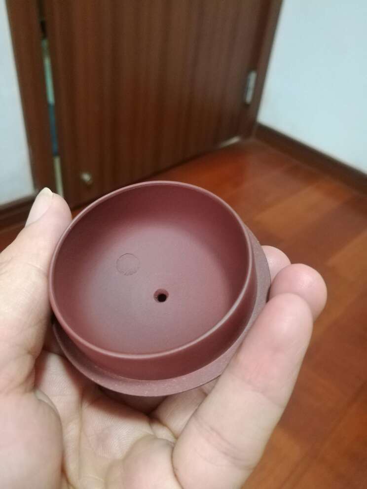 百年紫砂,竟然连壶盖章也不全,壶柄章也没有,可见制壶态度不行啊。包装倒十分精致,可以满分