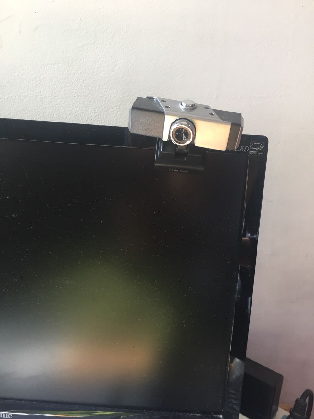 小巧玲珑,不占地方,兼具麦克风和摄像头功能,不错。一般的对话可以满足。