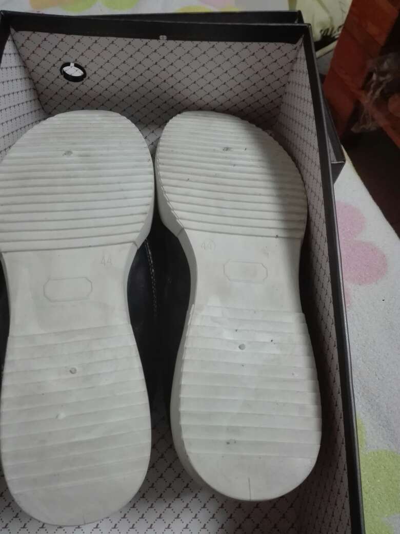 快递慢慢的要死,鞋子质量不好也就 双的地摊货。竟然卖 还自营,再也不敢相信了。鞋底都是脏的。