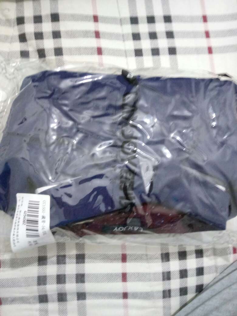 还可以吧,布料没感觉有介绍的那么好,不过也算还可以了,颜色挺好的大小差不多,不过穿上没有模特图片那么好看。