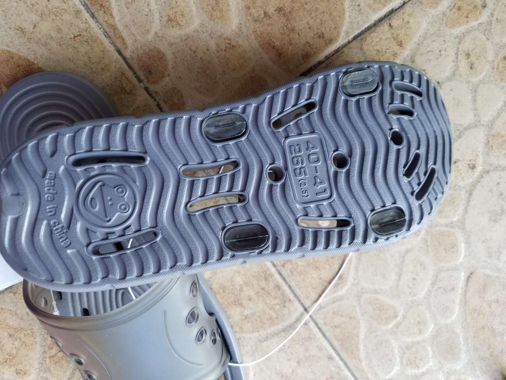厚度合适,做工还算精致,价格有点贵。可以透气,这个设计好,在家穿舒服