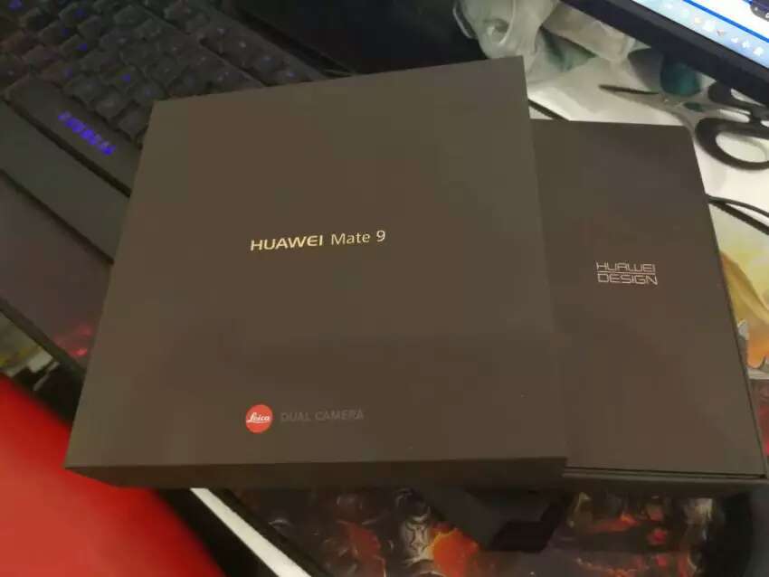 终于自己喜欢的货到手了,商城很值得信赖,手机盒上的塑料薄膜都没有撕开,完完整整,打开盒子里面都是新的很高兴,质量很好,比我想象中好太多了,功能强大,和MT7相比,真是天壤之别,我相信国产大品牌,快递员太给力了,从发货到收货3天,功能太多了,我还的慢慢了解,以后有华为的新产品出来,还会继续光顾。这手机真是非常好用,我用了几天才来评价的,64g的内存明显够用,运行速度也很快,外观高端大气上档次,非常喜欢,而且送货特别快,快递小哥人也好。非常满意 计划换台手机,原来用的是荣耀6。到底换什么手机很纠结,看网上评论华为美9跟苹果有一比,就痛下心来在拍一台美9,有多强大,用了再来评论,目前刚到手不好说,希望木有闪什么门。的物流是扛扛的,服务也一流。