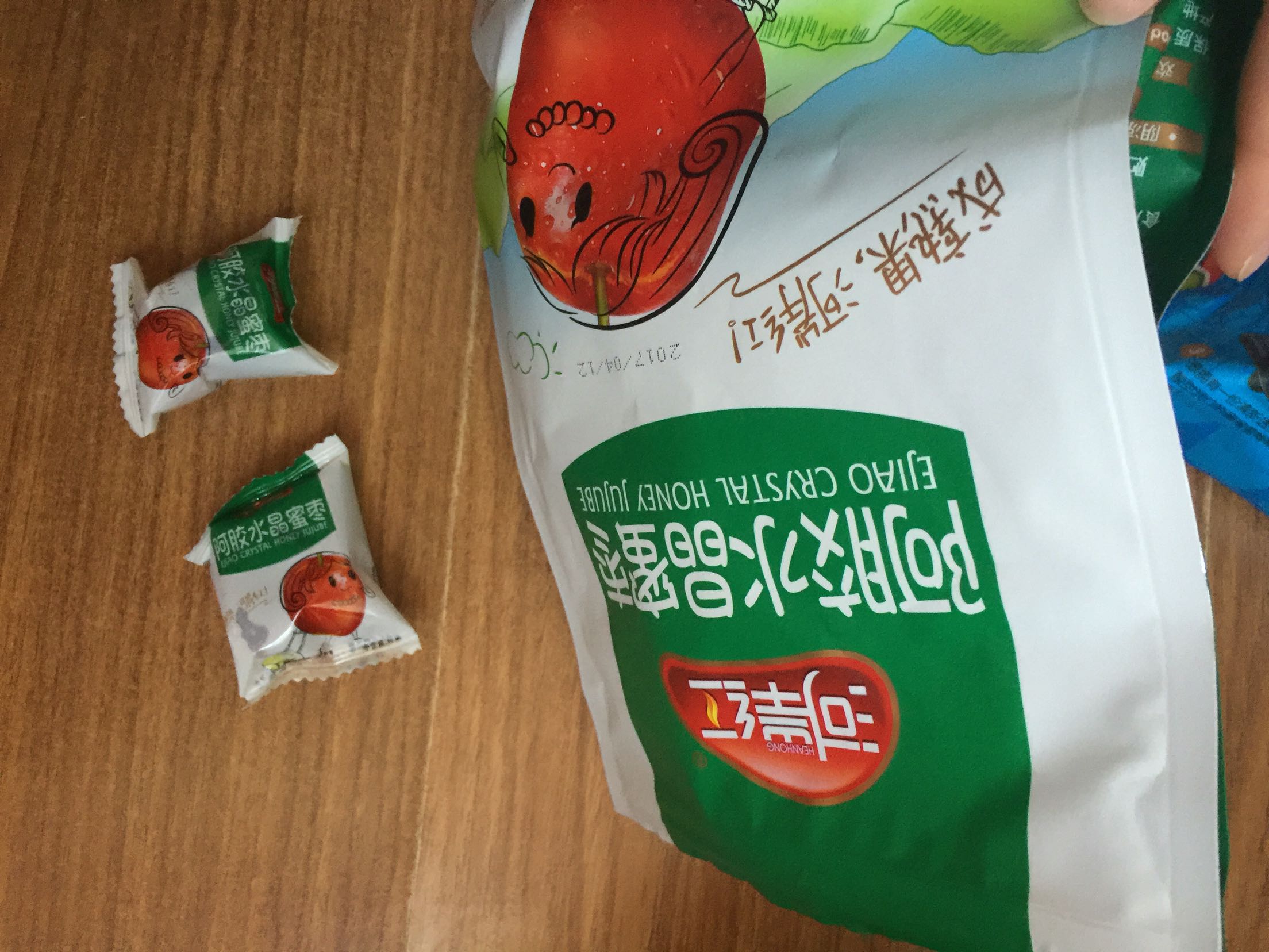 阿胶蜜枣对于女人补血真的很重要,常吃枣对身体好,这块水晶蜜枣甜甜的还有嚼劲儿,大小儿童都爱吃,相信