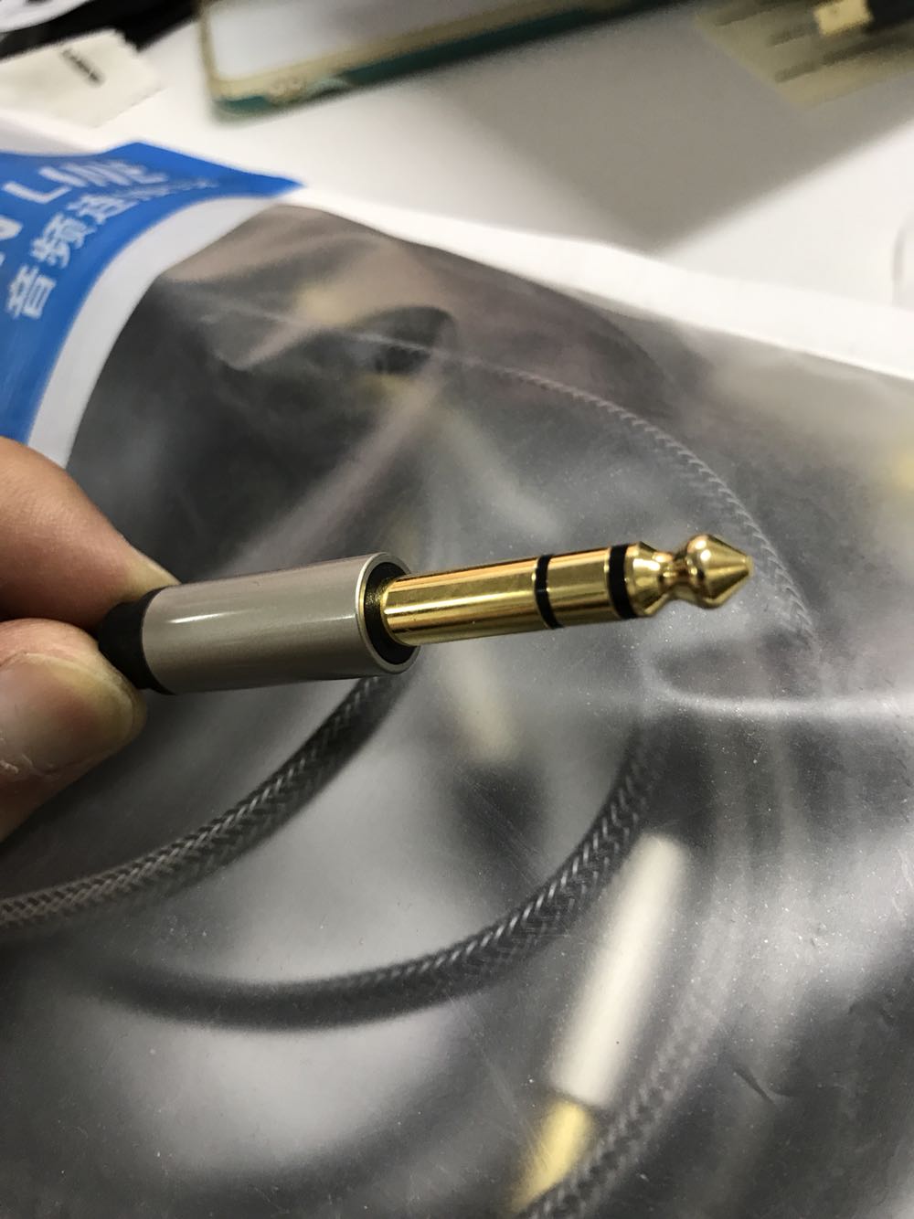 线材有点塑料感,但是接头看着做工不错。好评