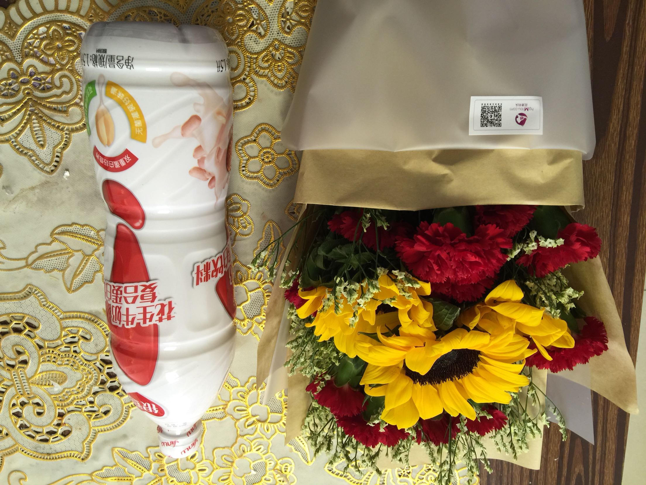 花老妈收到了,她说还不错很好,第一次在上面买花还行,就是有点贵。