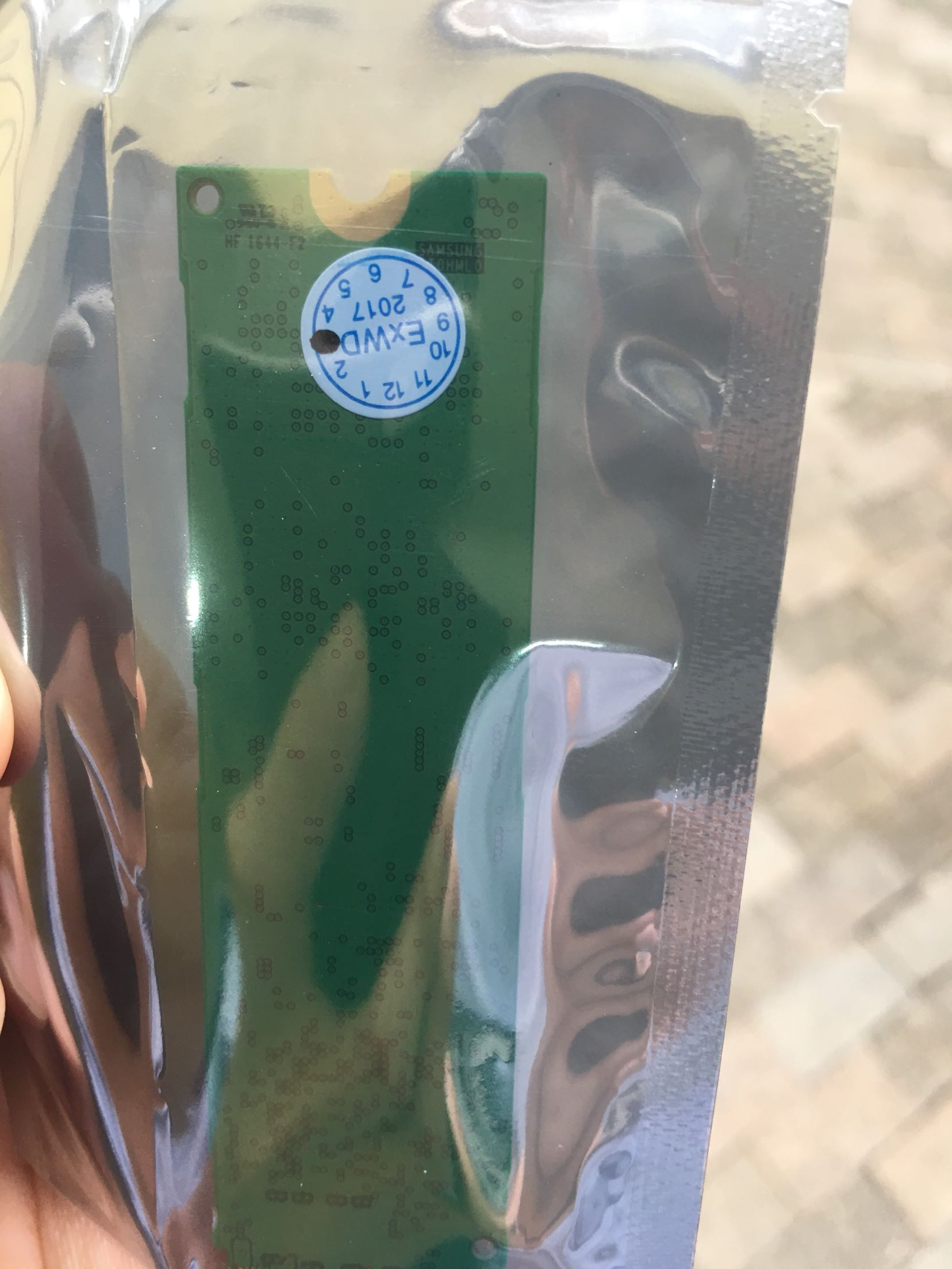 这部手机好像不错,拍照还行,我是拿来送人的。