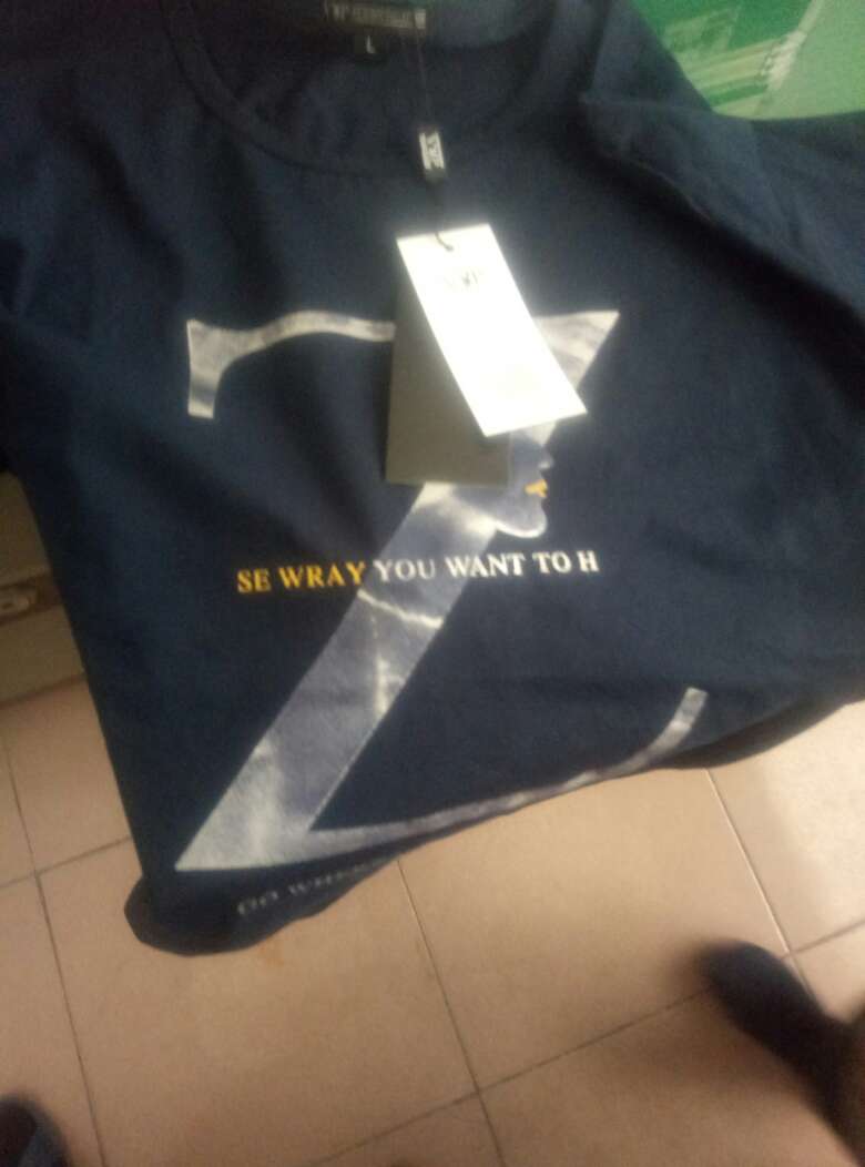 衣服穿上正好,颜色也比较正,物有所值。