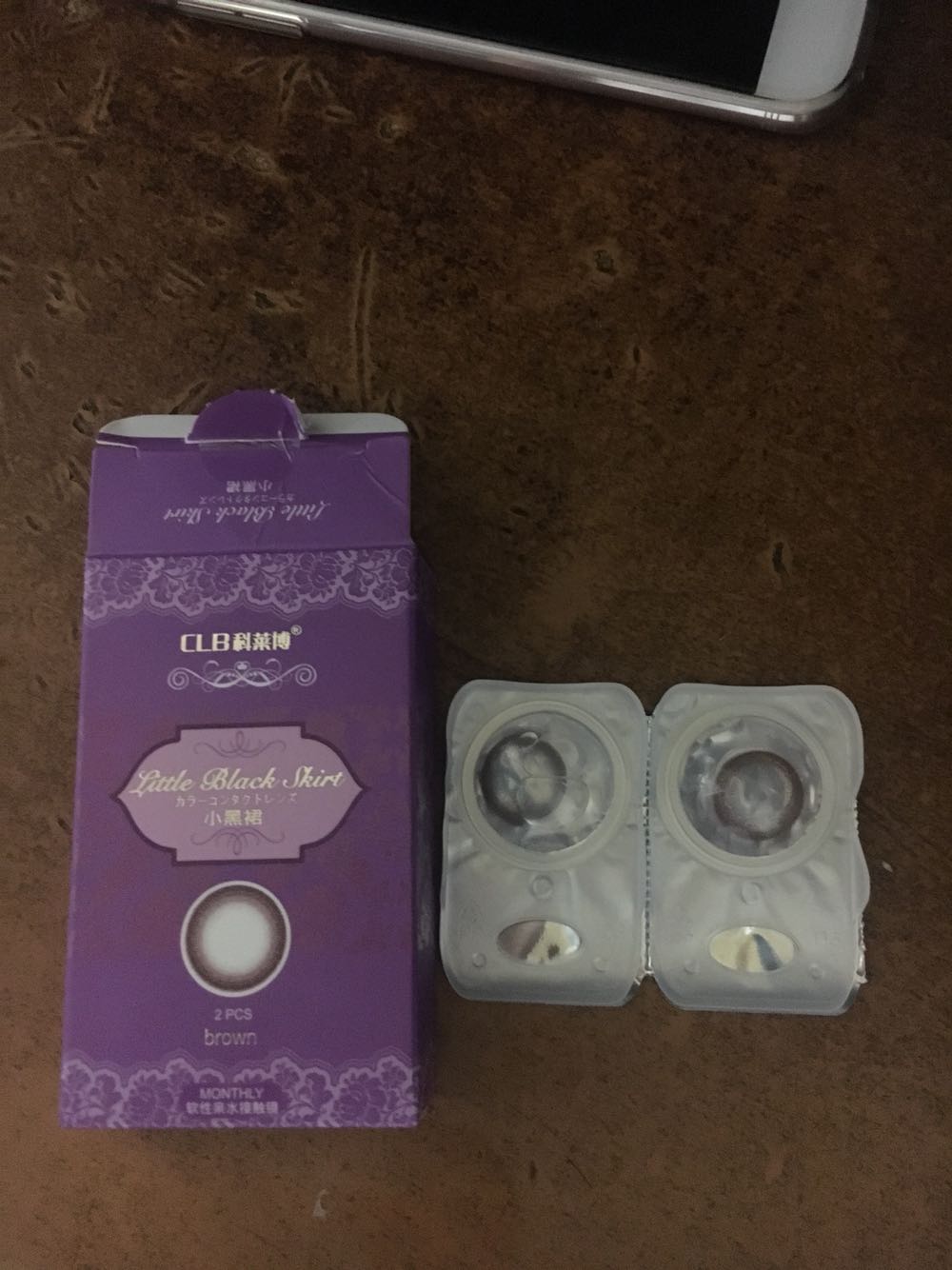 戴着蛮自然的,但是时间超过八小时还是蛮干涩的,一般般吧。