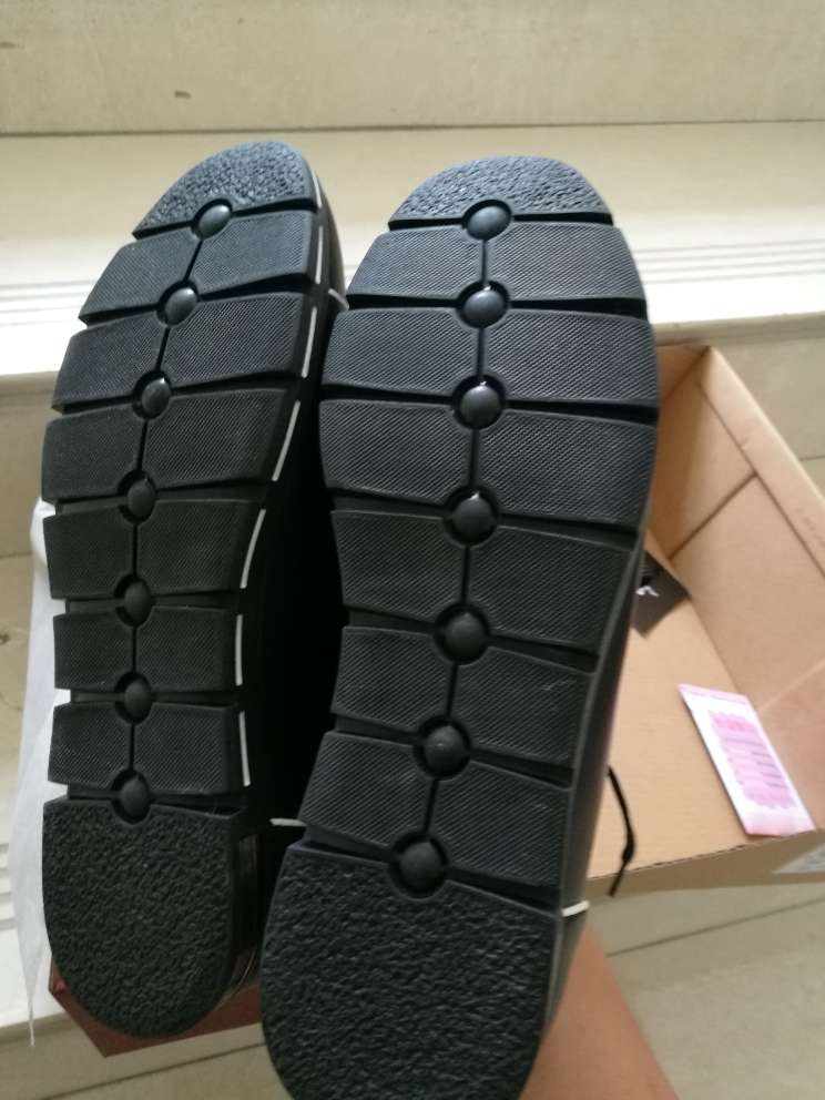 活动时候和衣服一起满3件7折买的,很实惠,速度快,质量不错,做工很好,皮子很软,真皮的比之前实体店288的好多了,服务满意,小哥帅到爆,服务好,送到门口,赞赞