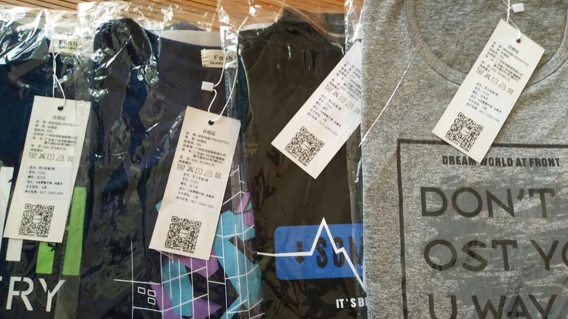 怎么会有2件颜色相同的衣服,我记得是深蓝,黑色,灰色,深蓝色,没有深蓝就用宝兰色充数,也太不靠谱了,而且试穿了一下还有点大,面料还可以够柔软,快递送的很准时,一直在购物,速度没话说