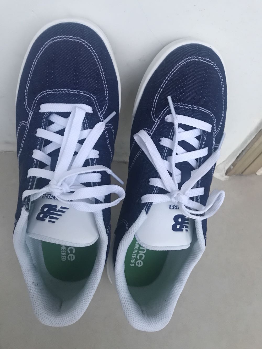 很好,不错的,老公说很舒服的鞋子,比实体店便宜很多,很划算呢。就是在实体店试了42.5的鞋子,这边没有,只能买了43码的,本来以为会大,结果也不大,不知道那半码差在哪里了,鞋子好又实惠就行啦,哈哈哈哈