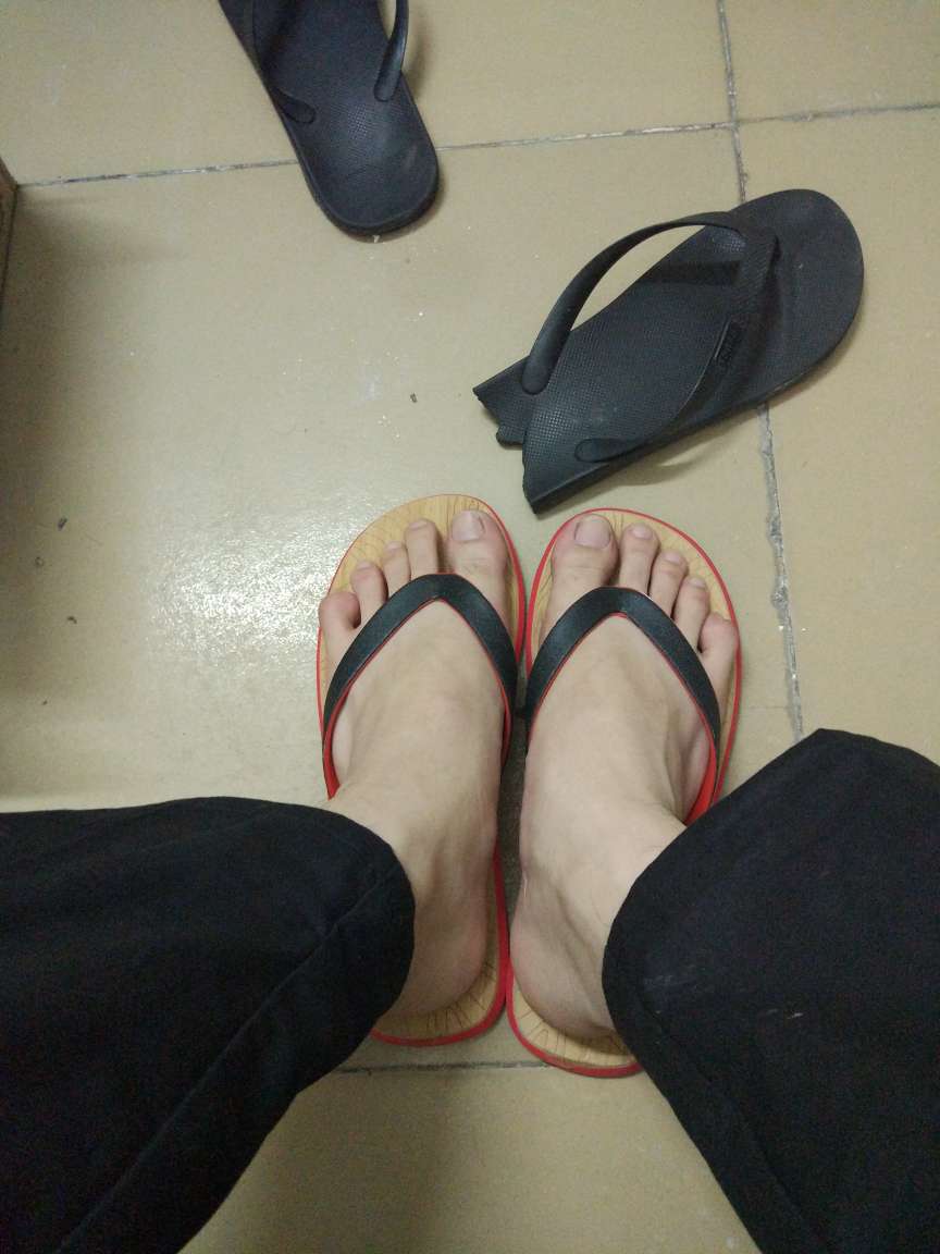 买大了二号,质量还行,个性张扬,值得一穿。