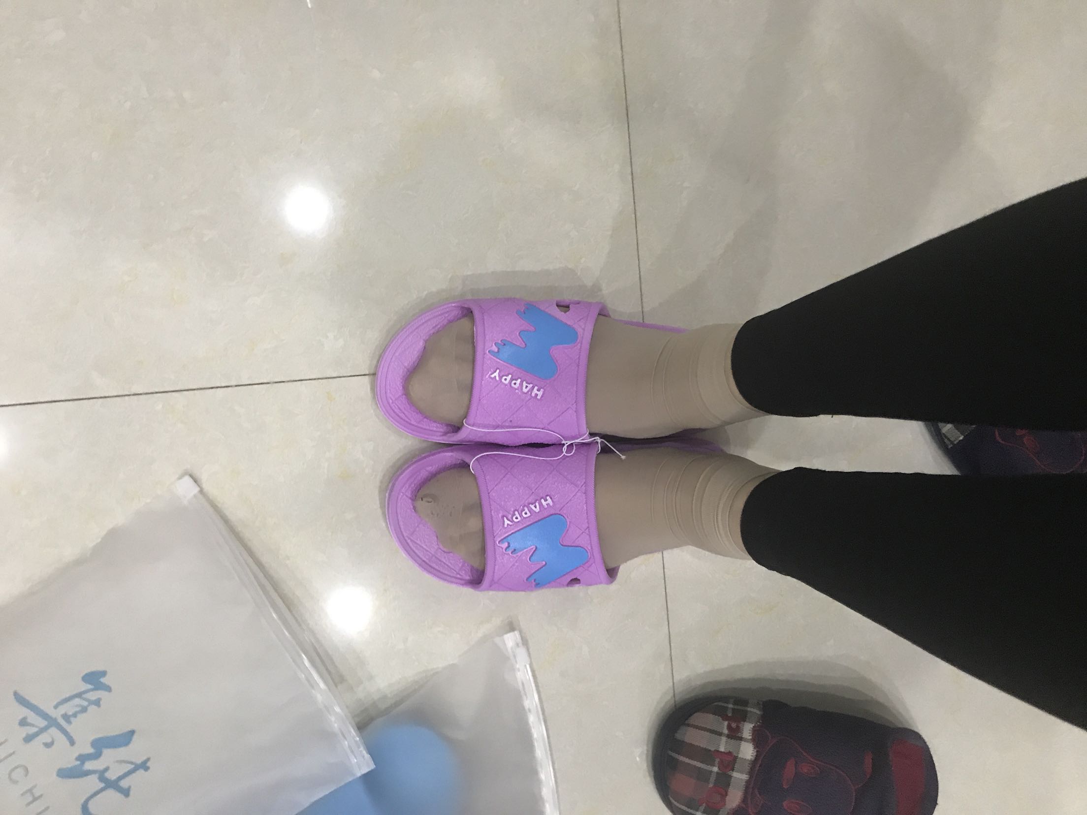 鞋子图片一样,穿挺好的,就是味有点大,放?天在穿,快递速度快,相信