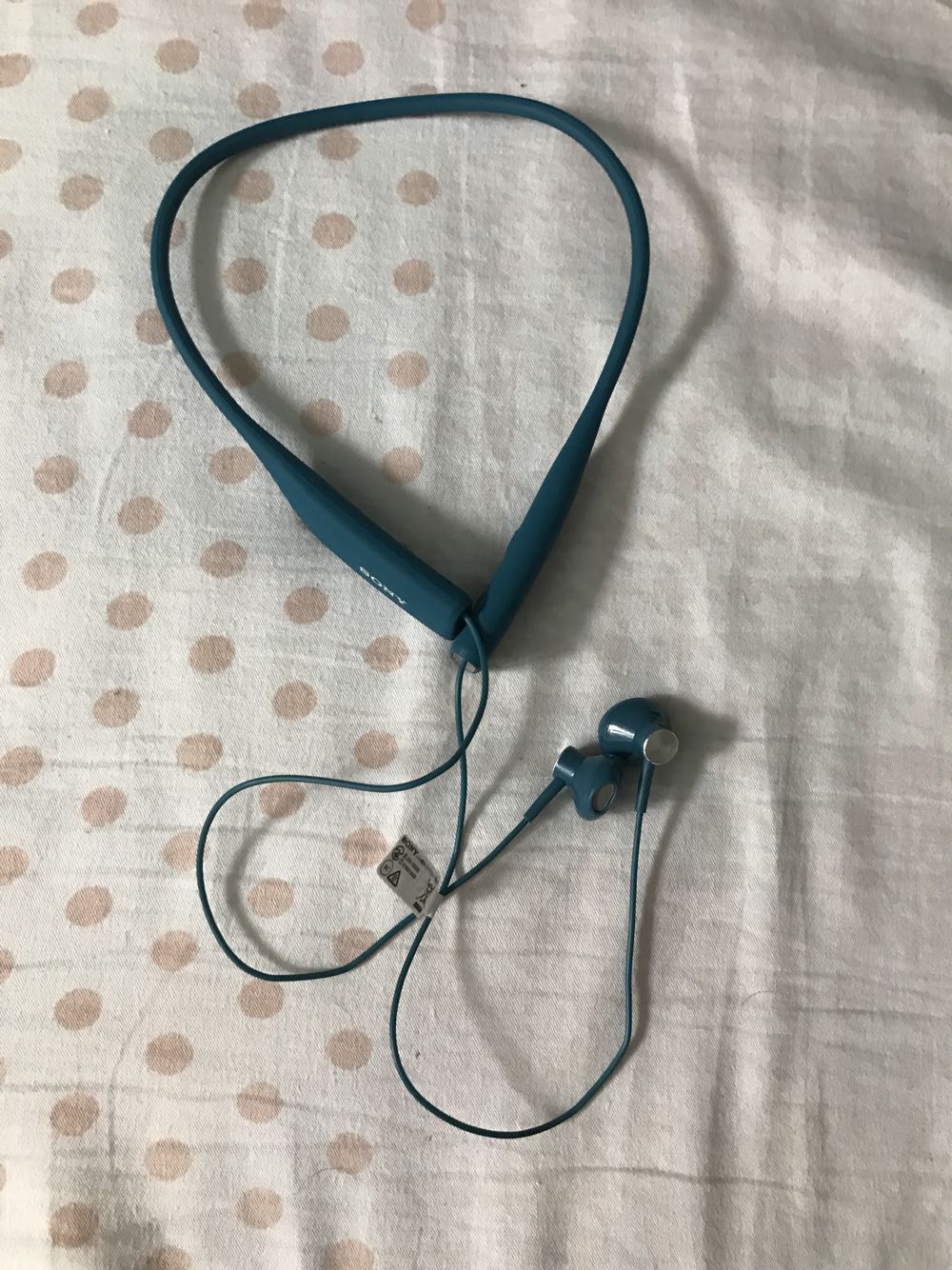 送货很快,四天就到了,耳机质量不错,音质还可以。戴在脖子上很轻,耳塞还算舒服。防水、来电震动很人性化,值得购买。