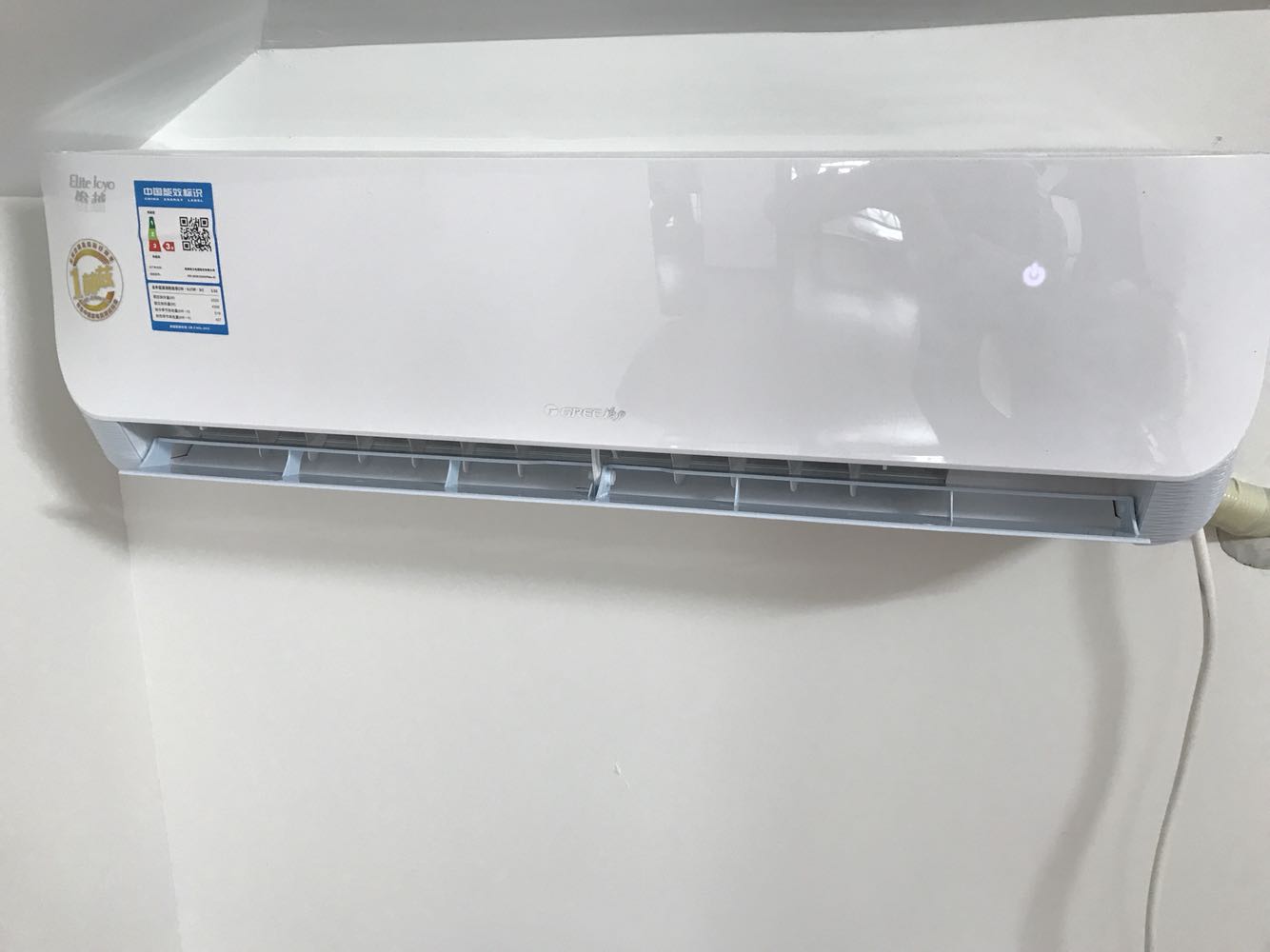 有活动的时候买的,不错不错,相信格力的品牌,安装师傅非常利索,很快就弄好了,很好!