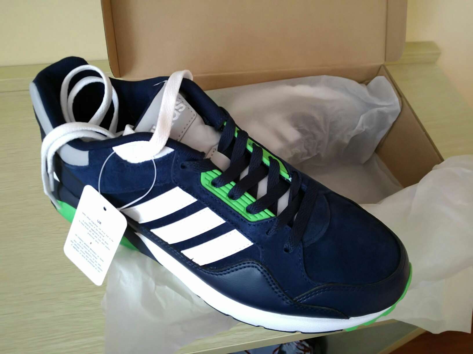 鞋子全新的,正品,跟我現在正在穿的外邊買的一模一樣,包裝也很好,物有所值,快遞也很快,讚一個!