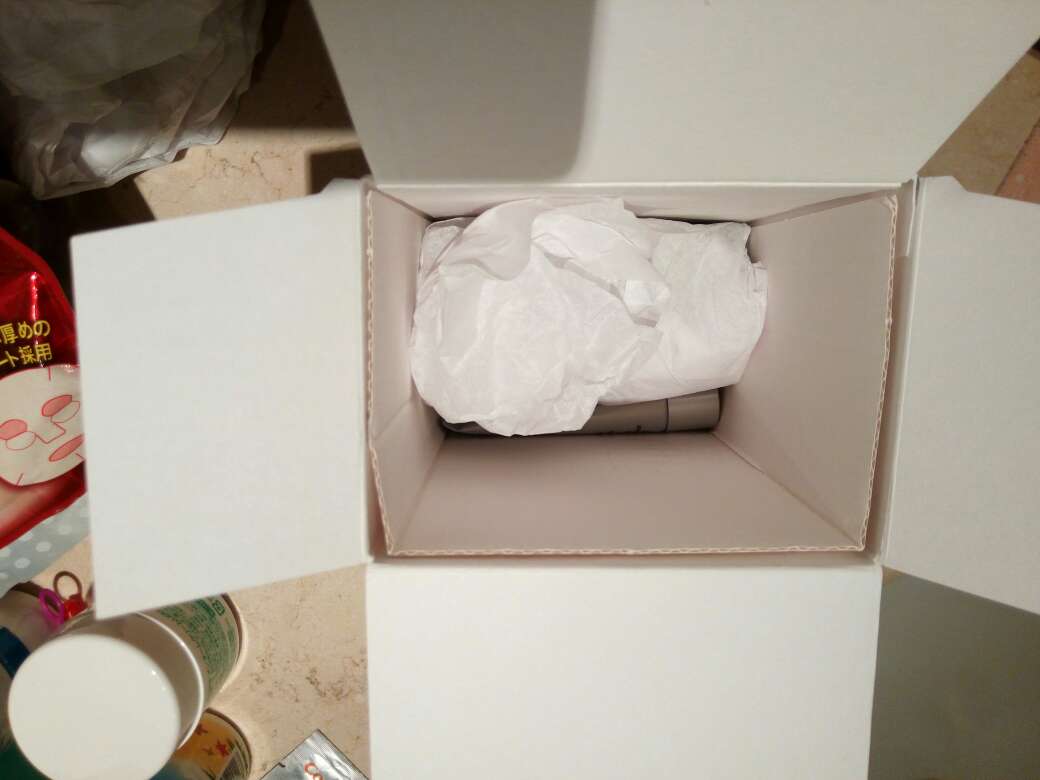 盒子里面的包装太敷衍了,一打开先看见一团白纸,面霜就用一层纸包着,日霜不油腻好吸收,晚霜就油一点,但第二天感觉脸挺滑的,初次使用还可以吧,不知道长期效果如何