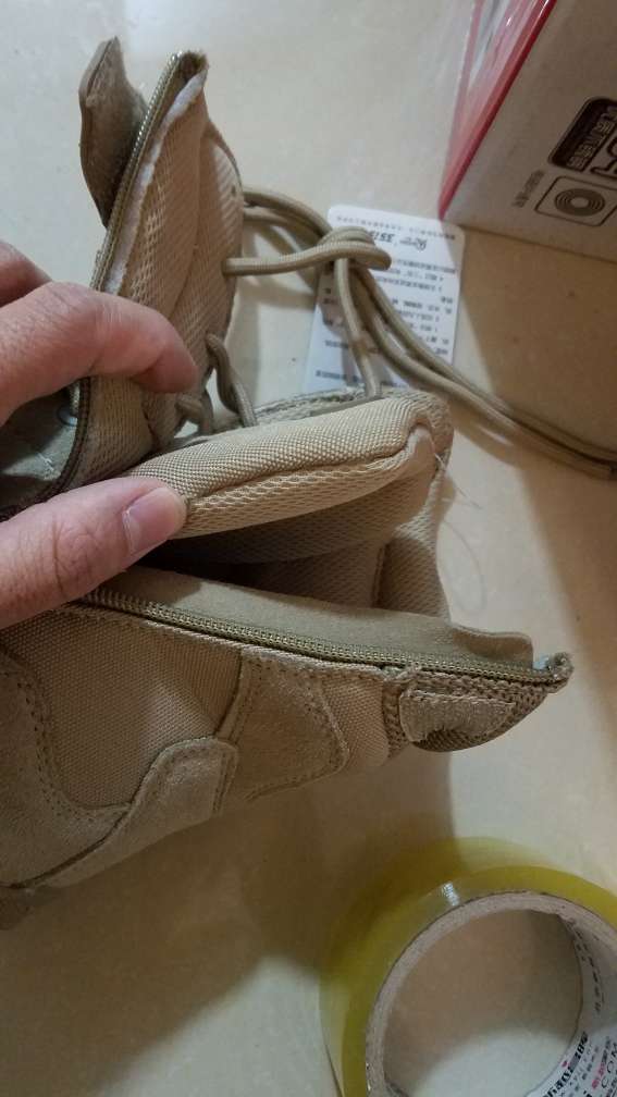 鞋子质量看起来可以,外观也好看,不过鞋底是纸的,鞋舌和鞋帮不是连体的,侧拉链也没有连接布,想穿这鞋去野外徒步是不行了,肯定容易进沙土进水,鞋底是纸的见水也会完蛋,只适合在城市里穿,三百多贵了
