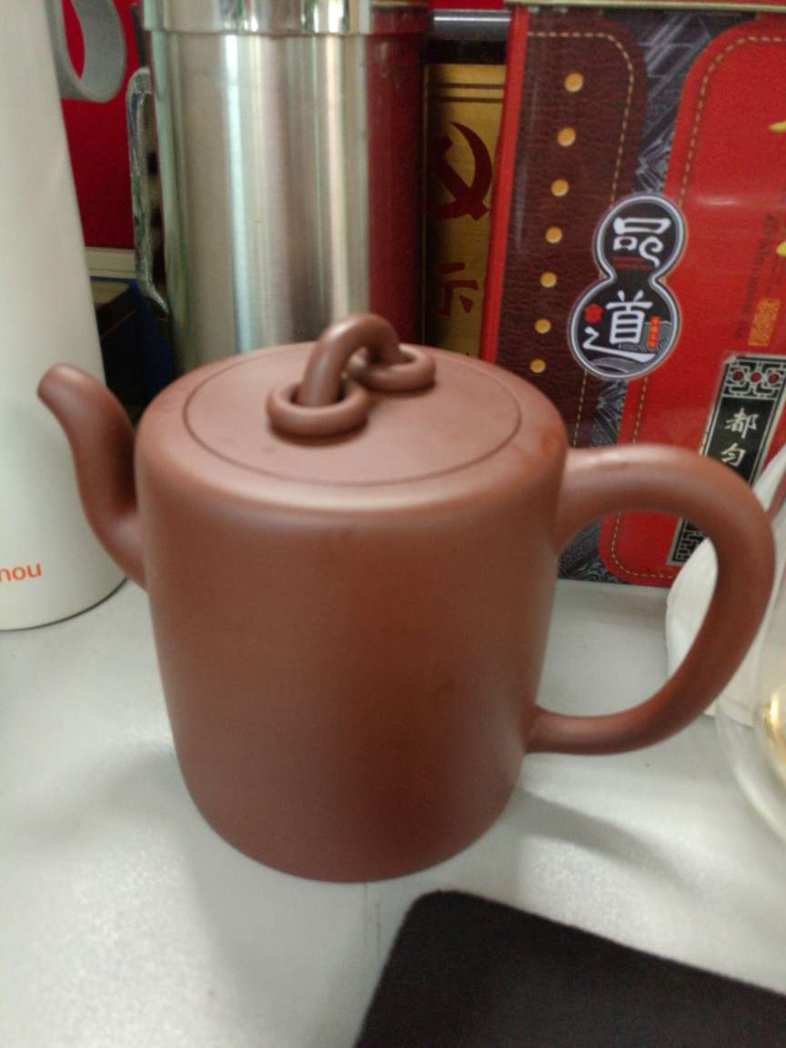 整体不错,包装也算精美,但价格相较上一个贵近1/4,包装却明显差了些。活动价下单,价格给力。使用了一个上午了,体验不错,壶嘴倒水尾水易洒在外面影响桌面,建议改进时注意。