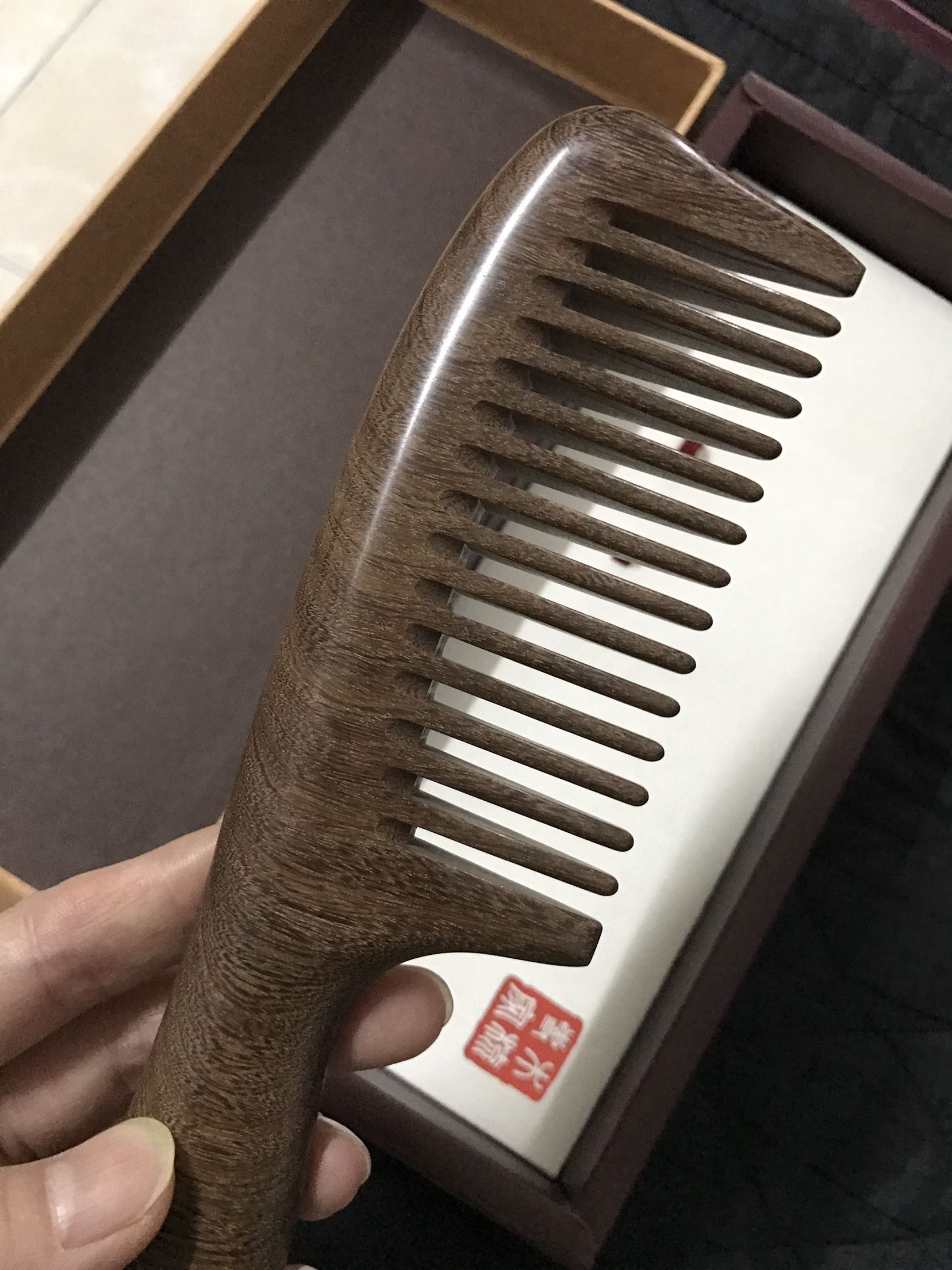 太漂亮了,手感也好,淡淡的檀香。也许价格偏贵些,但是绝对值得,非常喜爱。强力推荐梳头扎辫子都适合