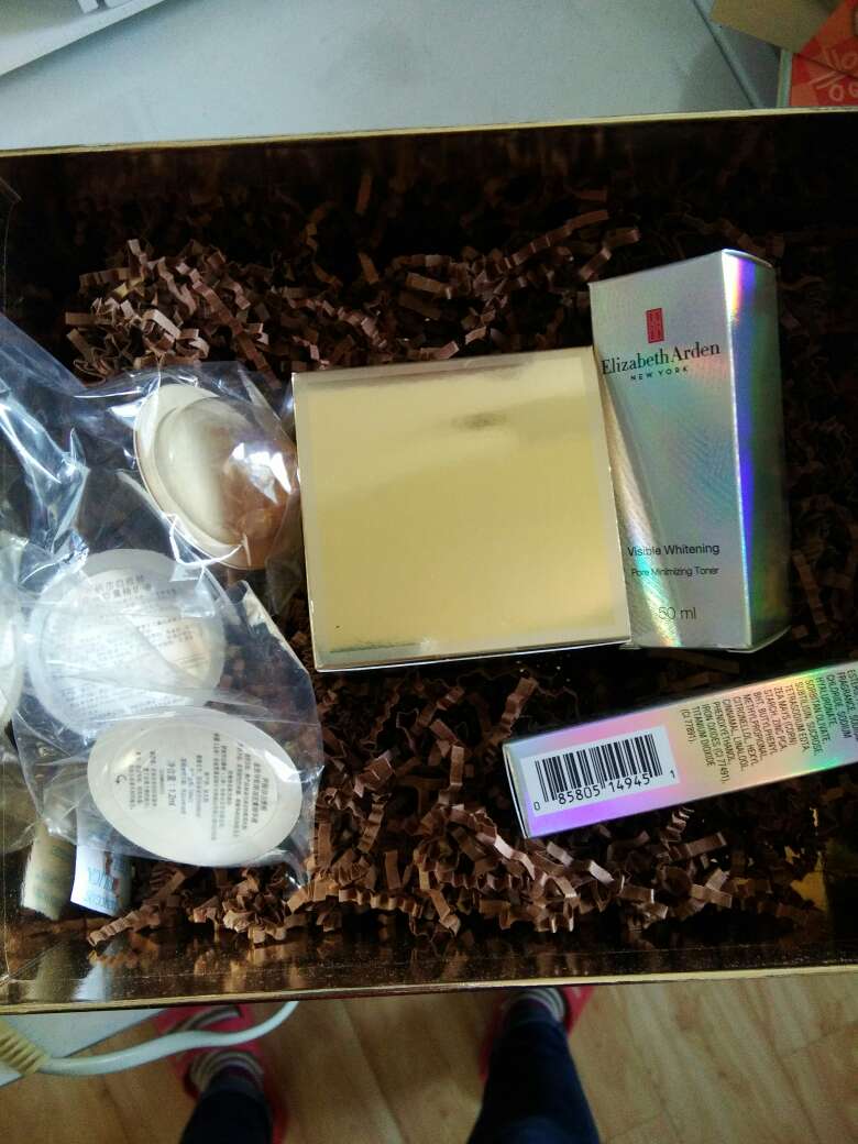 送人的,包装不错。东西比较齐全,盒子很好看,就是大了点,里面空荡荡的。