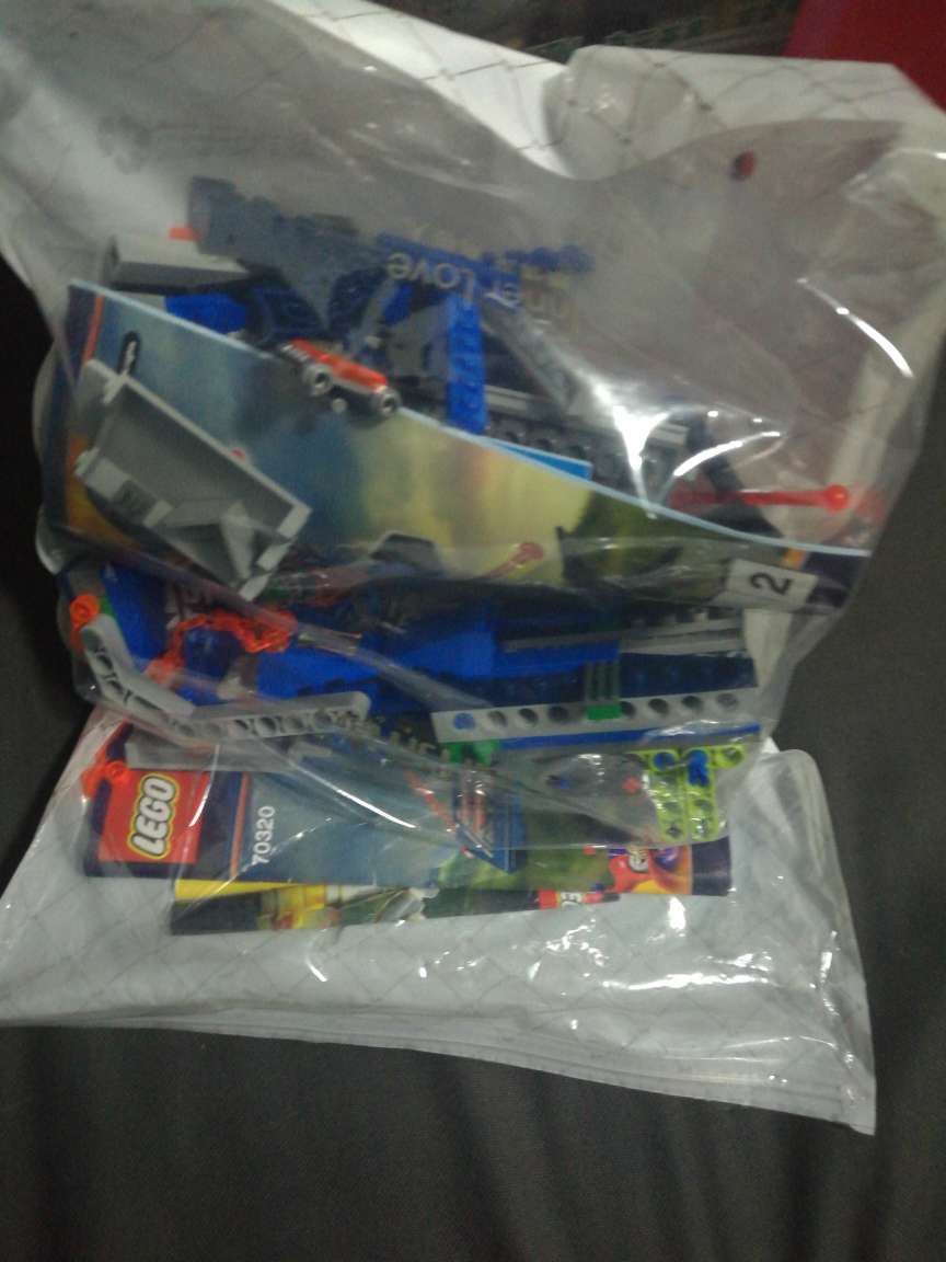 孩子还不能一次自己独立完成,需要帮点忙,不过还是很喜欢玩的,就是小零件容易弄丢,也很喜欢里面的小人,价格比超市里面的要便宜,划算