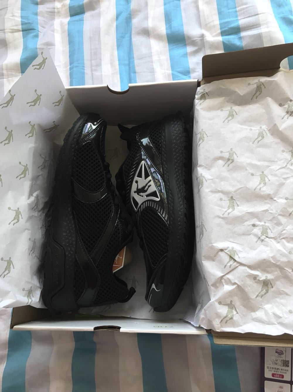 鞋子不错,大小正好,穿上后,挺亮,哈哈