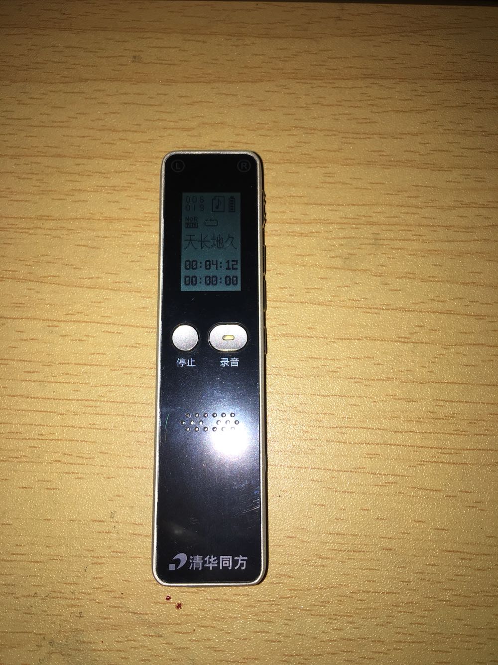 纯金属,分量实在,细节处有些粗糙,但胜在价格便宜,值这个价了。