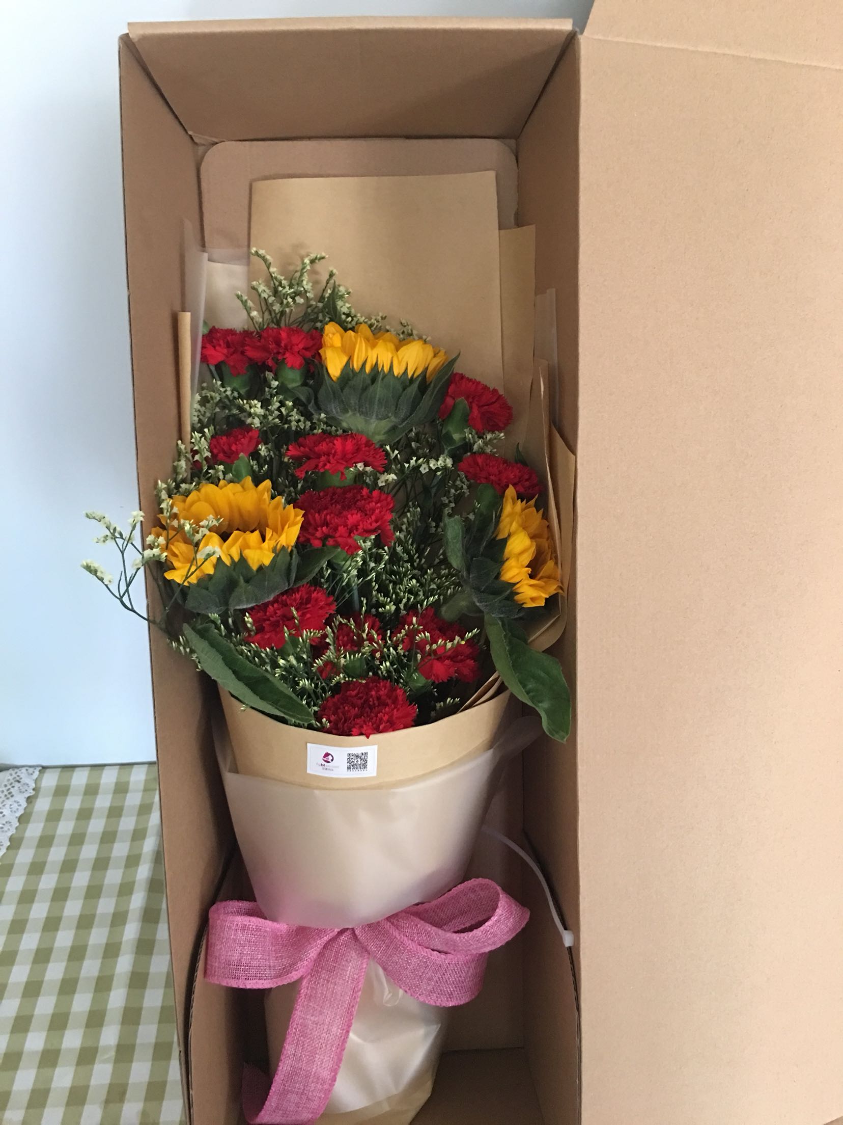 第一次在网上买鲜花,原来怕网上购买的鲜花会和实际收到的鲜花有很大差异,但是到手后发现鲜花非常的漂亮新鲜,母亲非常的喜欢.而且物流也非常的给力.