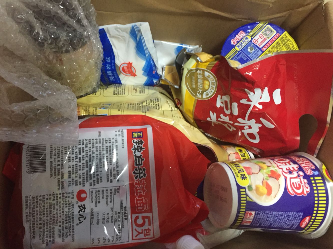 *买了一箱子 比超市实惠 日期也都很新鲜 尤其赞配送员 服务态度超好