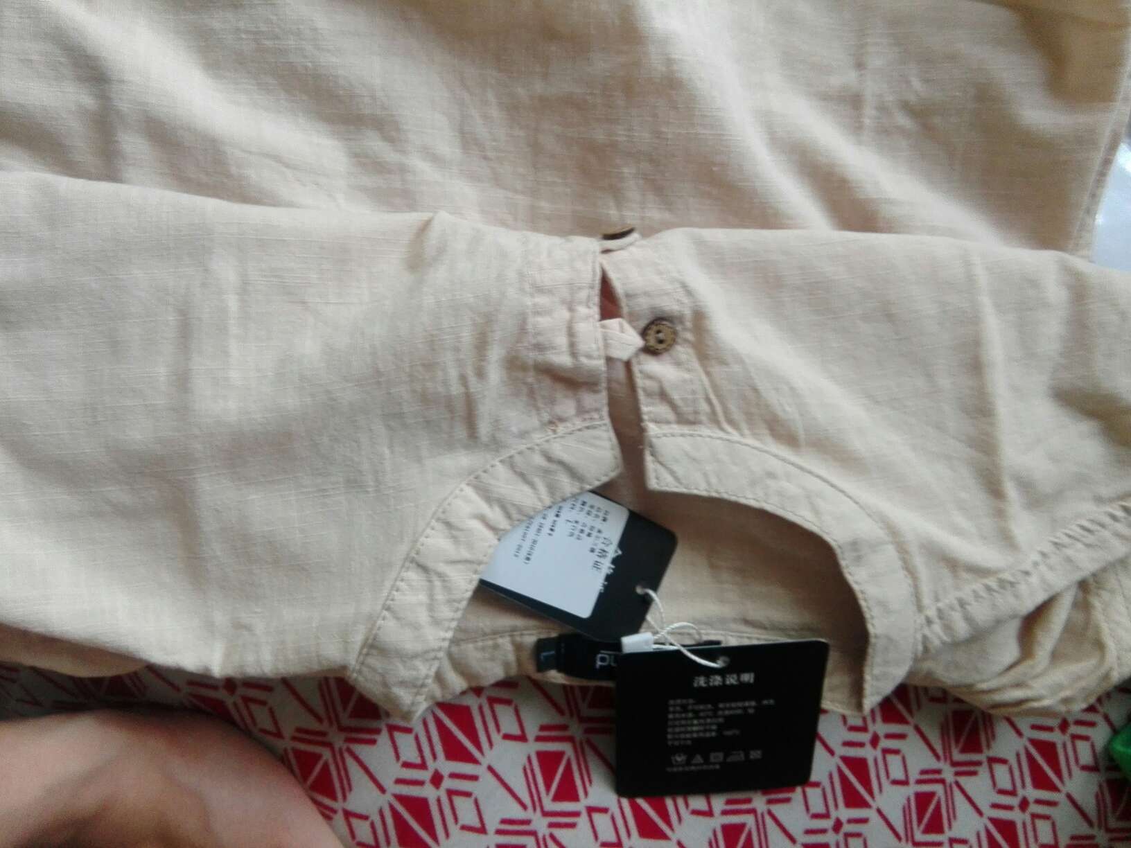 感觉挺舒服的,价格不清楚是否贵了,希望能耐穿~