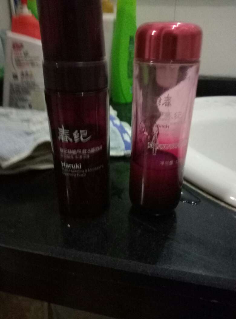 当时买的时候觉得这款瓶子比较好看,洁面的很好用泡沫很细腻没有味道,乳液味道很大有点刺鼻,但是不刺激皮肤