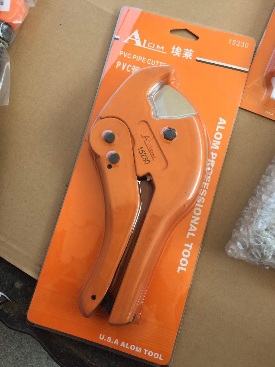 比普通的用料扎实,刀口也很锋利,剪起来很方便。