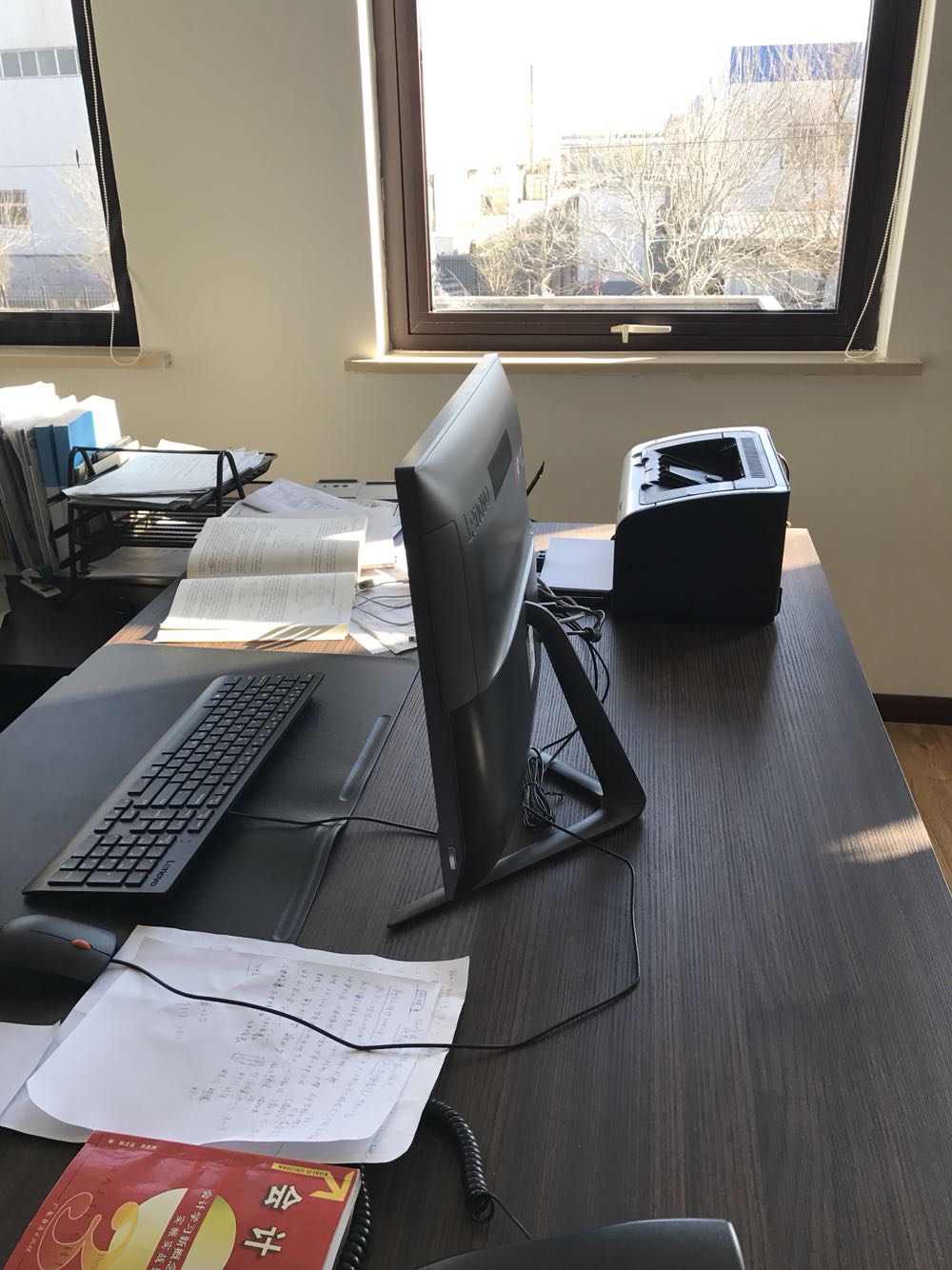 办公用,自带office,使用半天,感觉不错,窄边框视觉效果好,建议上23的,效果更好
