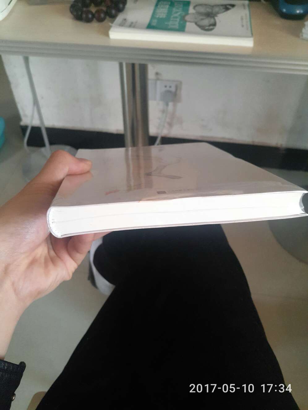 书的纸质还可以,包装的很完整。快递大哥速度很快,很专业。态度不错。很开心。今天中午下的订单,下午五点半就送到了好快。主要是上海离苏州很近的原因吧。感谢快递大哥和店家。谢谢
