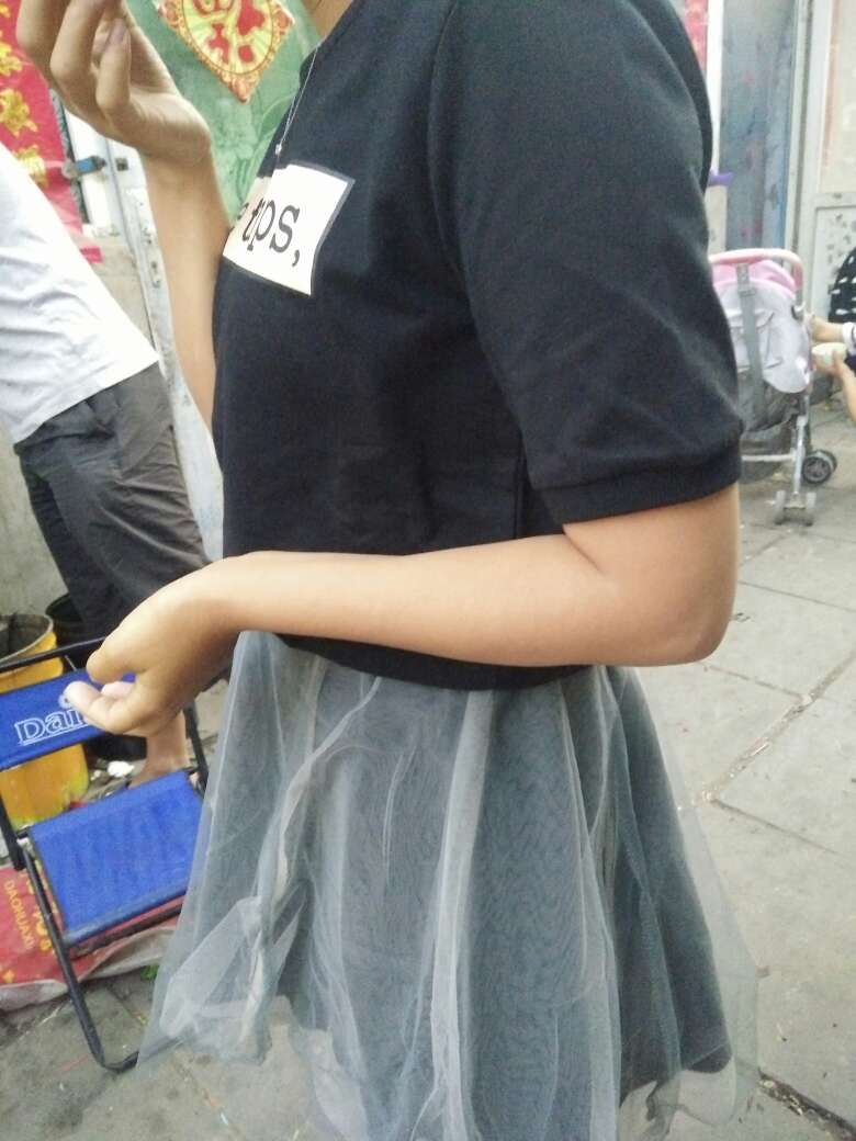 衣服不错,挺漂亮的,穿着也舒服,总之不错了