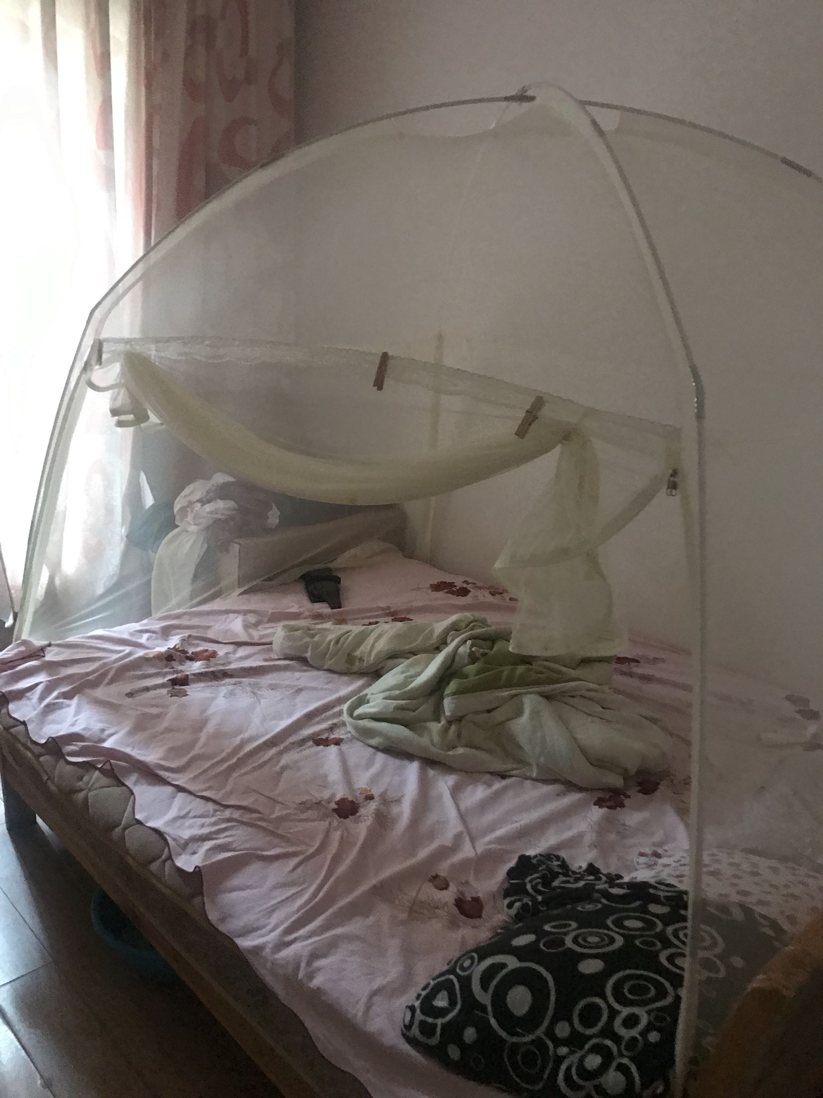 这个蚊帐有底的,很好用,特别是给老人孩子比那种落地的好 用多了,建议购买