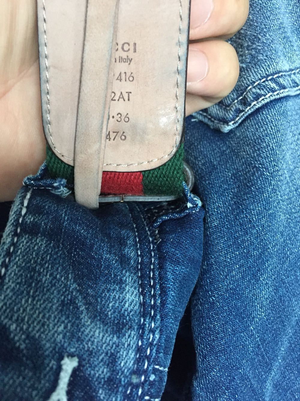 物流很快,快递员服务热心,产品不知道真假。包装太简单,连个原厂的盒都没有,防尘袋也太假了