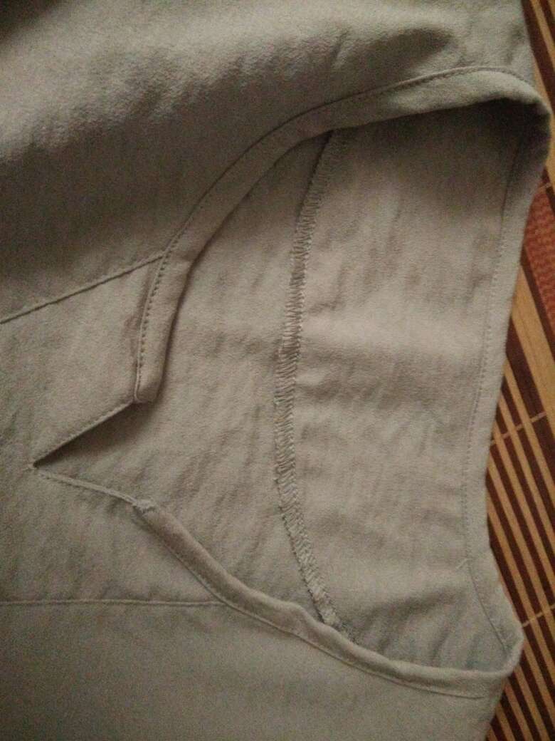 这衣服穿着衣领老扎脖子,很难受要如何处理。布料还可以,穿着也挺合适。就是扎脖子。