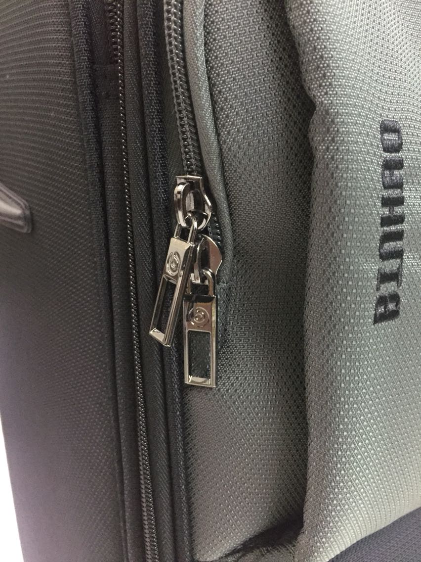 看起来不错哦,容量好像很大而且很轻,拉链、锁、轮、拉杆看起来做工都不错,很精致的样子,感觉值了那么点钱。
